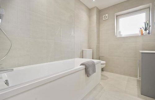 Yasmin's Townhouse - Sleeps upto 10, great for groups with FREE Parking - Hosted by Stay Host Save - Foto 39