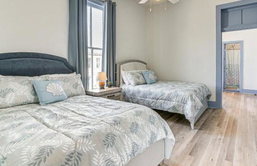 Walk to The Strand Historic Family Base with Yard! - Foto 31