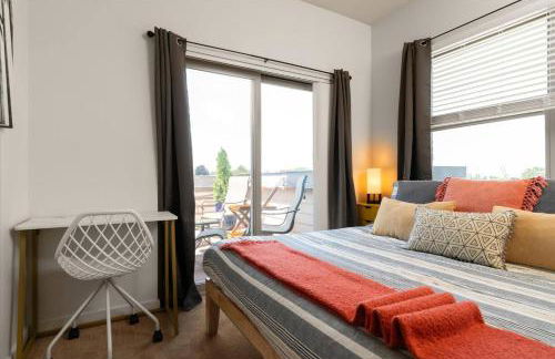 Chic 2BR • King Beds • Huge Patio • 95 Walk Score! - Foto 18