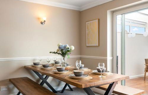 Stylish 5-Bedroom House, Accommodates 10, Fast Wi-Fi & Private Garden - Foto 3