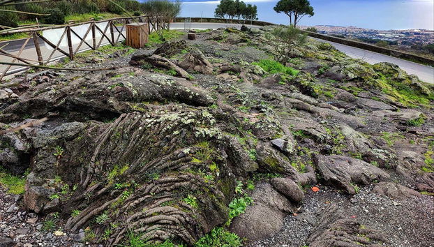 Você caminhará por uma paisagem vulcânica