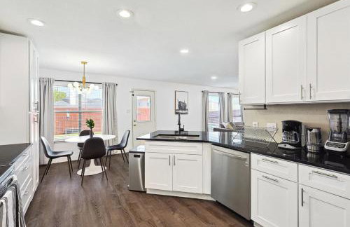 Modern Comforts & Classic Charm w Pool 5BD - Foto 14