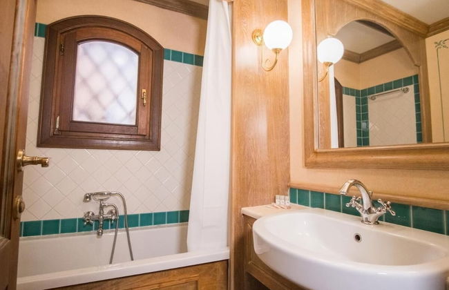 Beautiful Giardino Degli Oleandri 2 Bedroom Apt Sleeps 6 Plus a Child-childs bed - Foto 9