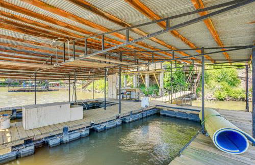 Deck with Covered Dock! Lakefront Ozark Cottage - Foto 24