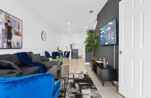 Luxe 2BR Townhome | Pool | Close to Beach - Foto 1