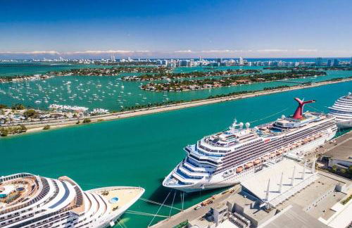 Escape GameRoom, BAR, BBQ, Spacious,KING Bed, All Luxury mattresses, Near Beach, 6 blocks away from Bars, Nite Clubs, Res, Shops - Photo 66