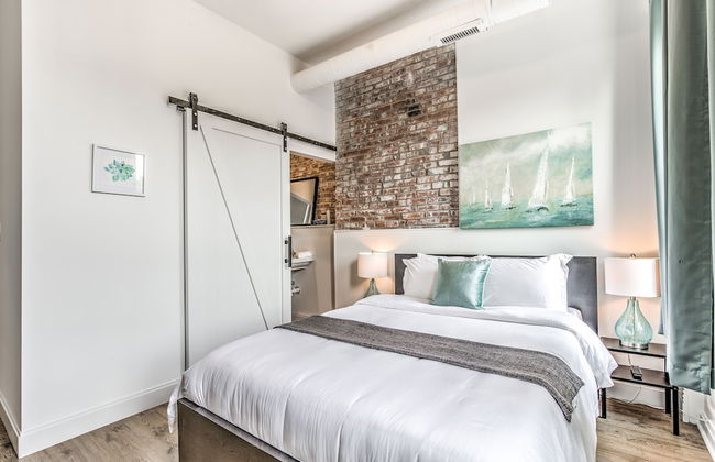 Delightfully Redesigned Home - JZ Vacation Rentals - Photo 5