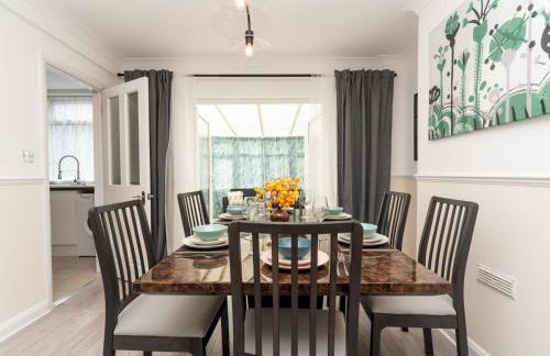 Spacious 4 Bed House Free Parking Near Station - Pass the Keys - Foto 10