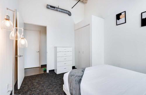 West Loop - City Views With In & Out Parking 6 - Photo 22