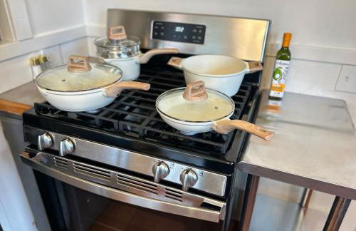 *Boho Bungalow-King-Backyard-Full Kitchen-W/D* - Foto 27