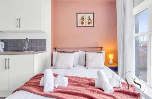 Stylish Longton Studio 2A Near Alton Towers with Smart TV & Kitchenette - Foto 9