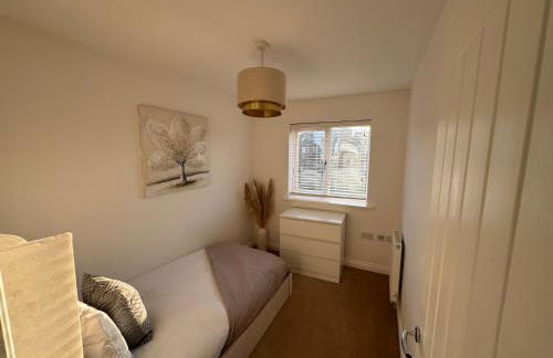 Modern & Spacious 3-Bedroom Home in Dartford, Ideal for Families, Groups and Contractors - Photo 2