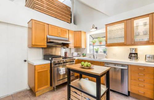 Chic Beach Bungalow 3 Blocks from the Sand - Foto 13