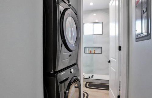 H&H New Built 2023 Hidden Gem Heart of OC 3 Queen Beds - Foto 23