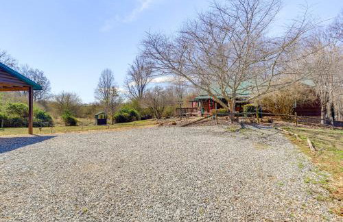 Large Deck: Luxe 6-Acre Retreat in Dahlonega! - Photo 35