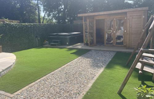 Stunning 4 Bed Pet Friendly Cottage with Hot Tub - Foto 14