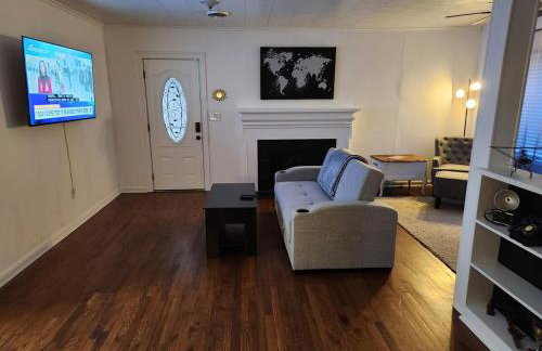 Serenity on over an acre easy access to 311 and HPU - Foto 14