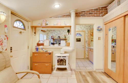 Close to Midtown! Cozy Reno River Cottage - Foto 9