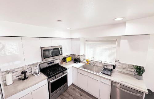 Cozy 3 BR Townhouse with Balcony - Photo 9