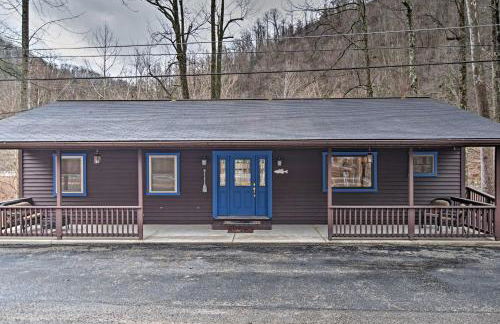 Riverfront Elkins Home with Fireplace and Deck! - Foto 3