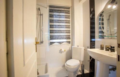 Τraditional fully detached villa on a luxurious hillock of Thessaloniki with its own garden also for family & wedding gatherings for 10 to 25 people only 15 minutes from airport - Foto 74