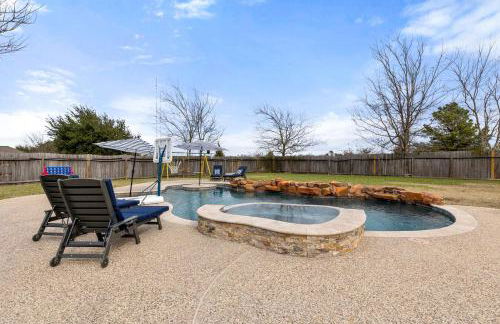 Luxurious Home with Huge Pool - Photo 47