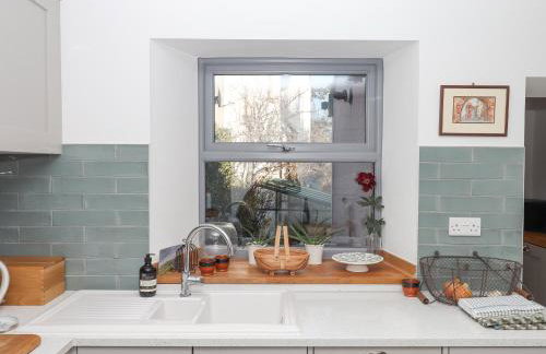 The Cottage on The Square - Photo 16