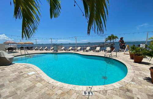Condo in Waterfront Resort with Balcony Close to Beaches Free Bikes - Photo 2
