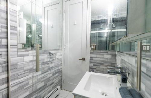 Elegant Central Park Suite - 4 Bedroom Self Check-In - Photo 4