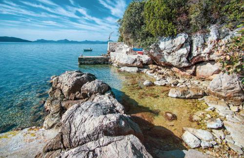 3 Bedroom Beach House with private sea access - Photo 38