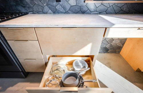 Modern Cabin Near Cheney Lake W Pool and Hot Tub - Foto 5