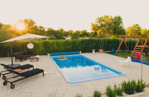 Cozy country home with heated outdoor pool - Photo 2