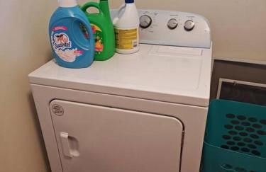 Workers Love It Here! 3 Bedroom House with screened in porch - Foto 7