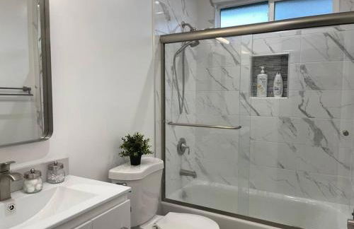 Adorable 2BR-2BA House with EV & Free Parking and Family Friendly in Los Angeles - Photo 52