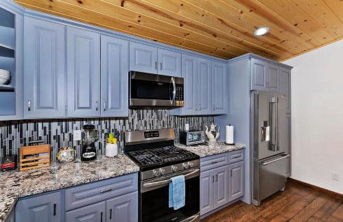 Stylish Elysian Big Bear Cabin w Enclosed backyard - Photo 28