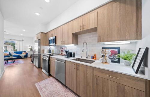 Stylish Top-Floor Gem with King Bed & City Ocean Views - Foto 25