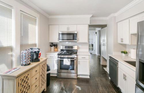 Spacious Home in DT Libertyville Near Naval Base - Foto 1