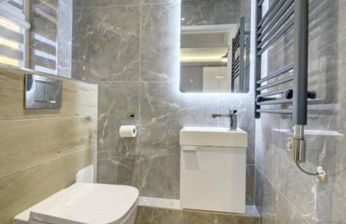 Detached 2 Bedroom House - 10 minute's walk to Town Centre - Free Parking, Fast Wifi and Smart TVs by Tejza Property - Photo 13