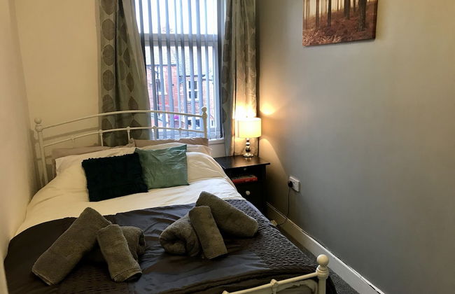 Stylish 3 Bedroom House Only 5 Mins From M6/m58 - Photo 8