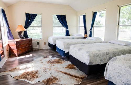 Stay on a 350-acre Cattle Ranch! Brazos River! Tubing! Petting zoo! - Foto 19