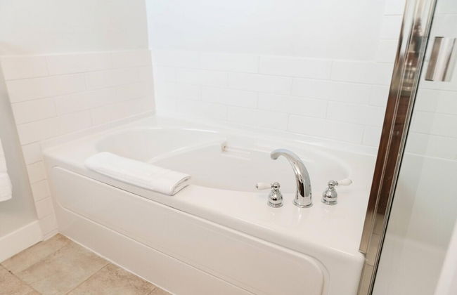 Lakefront Beachfront top Floor Condo w Pool - Photo 11