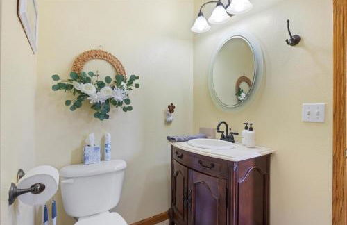 Lakefront Family Retreat w/ Views, Boat Slip - Foto 43