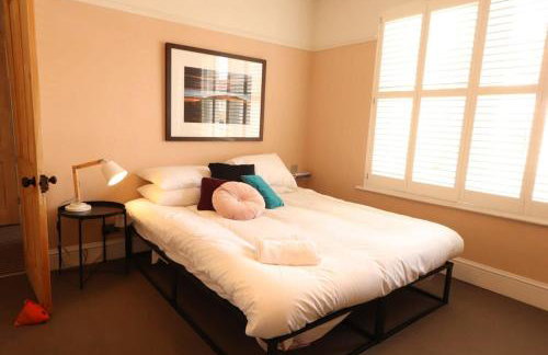 Bright Two Bedroom House with Parking and Garden - Foto 3