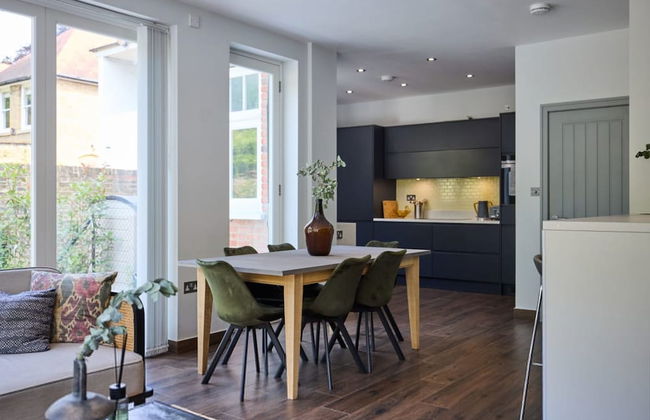 The Putney Hideaway - Modern and Elegant 3bdr Flat With Patio - Photo 3