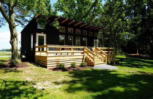 Luxe 2BR Cabin with Deck and Creek View - Working Farm - Foto 17