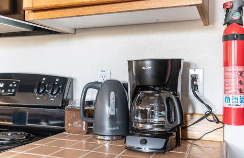 Cozy 2 bedroom condo walking distance from the beach - Foto 20