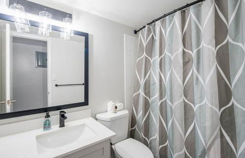 Spacious 2 Bedroom, 2 Bath, Pool, Free Parking, Gym - Foto 47