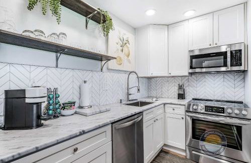 YOUR New Luxury Lakeview Condo w Pool Access - Foto 2