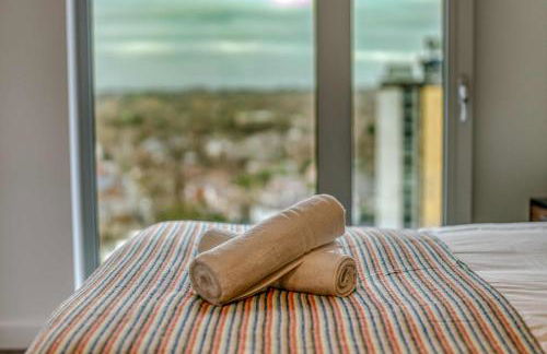 2-BR Near Salford Royal - City & Town Centre View - 1 Minute to Train & Tram Station - Sleeps 6 - Foto 35