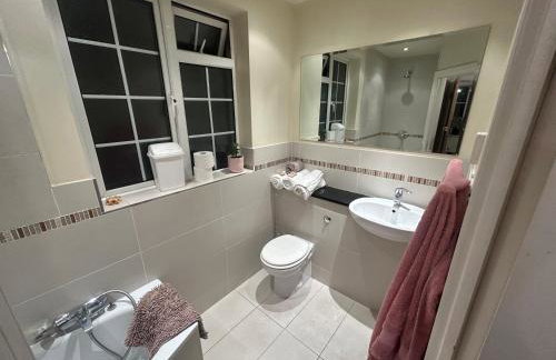 Eastcote London Retreat 3 min walk to Tube 30 min to central London , Free parking 3 cars, Private 1st Floor 2 Bedroom Suite 2 smart TVs with Fully Equipped Kitchen and Bathroom - Foto 9